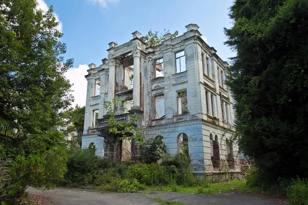 Zarostlé rozvaliny opuštěného paláce, Abcházie. Zelený post-apokal — Stock fotografie