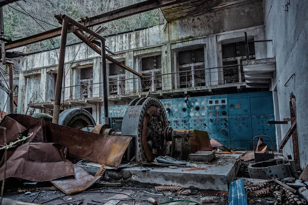 Geruïneerde verlaten waterkrachtcentrale. Rusty generator bij m — Stockfoto