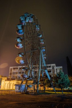 Ochamchira kasabasında eski dönme dolap . Abhazya, Gürcistan
