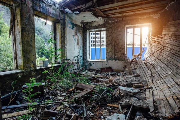 Interior do quarto coberto de apartamento abandonado e abandonado h — Fotografia de Stock