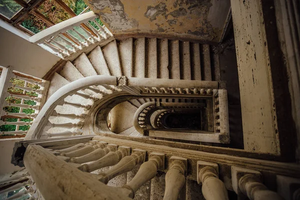 Vista superior da velha escadaria decorada vintage na mansão abandonada — Fotografia de Stock