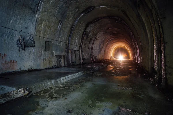 Antigo túnel de drenagem inundado abandonado — Fotografia de Stock
