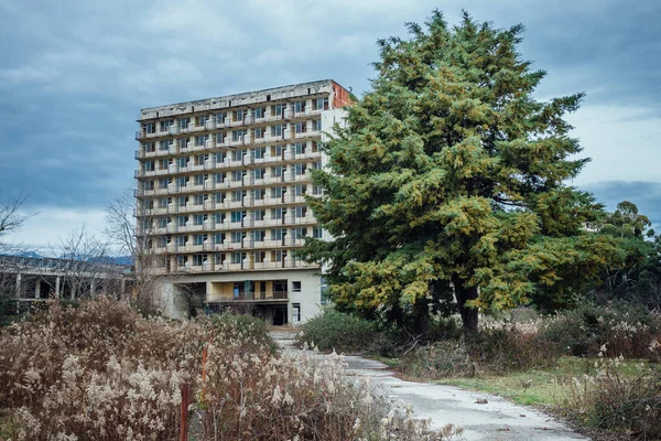 Edifício abandonado de vários andares. Sanatório abandonado ou dormitório — Fotografia de Stock