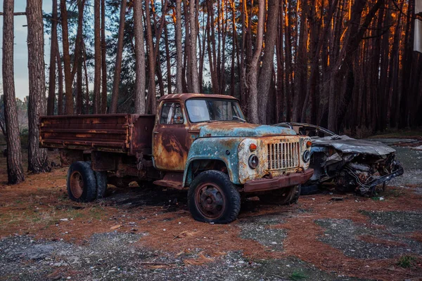 Velho caminhão abandonado enferrujado — Fotografia de Stock