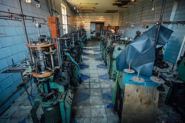 Oude industriële gereedschapswerktuigen in verlaten werkplaats. Roestige metalen — Stockfoto