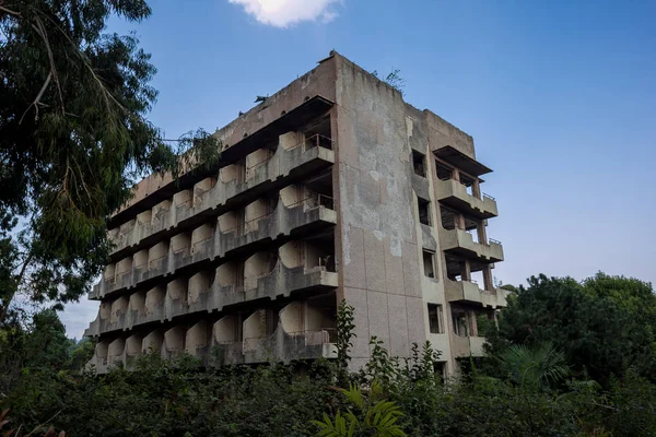 Edifício abandonado de vários andares. Sanatório abandonado em Eshera , — Fotografia de Stock