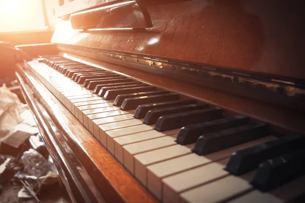 Stará opuštěná klávesnice klavíru. Zavřít pohled — Stock fotografie