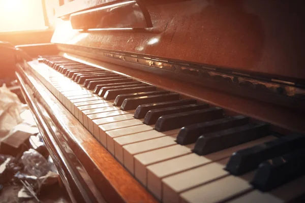 Velho teclado de piano abandonado. Vista de perto — Fotografia de Stock