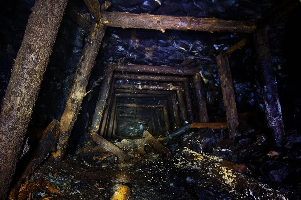 Mina abandonada con puestos de minero de madera podrida. Viejo dev abandonado — Foto de Stock