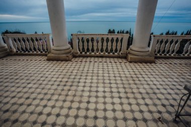 Terk edilmiş mansi sütunlu süs kiremitli duvar ve balkon