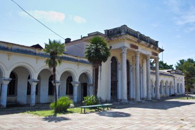 Eski harap terk edilmiş tren istasyonu Abhazya