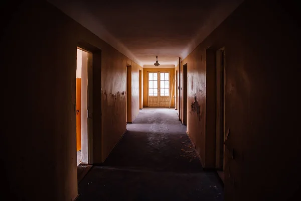 Ciemny przerażający korytarz opuszczonego budynku — Zdjęcie stockowe