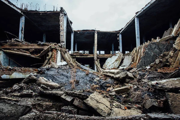 Полностью разрушенное разрушенное войной промышленное здание — стоковое фото