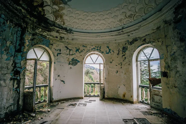 Velha mansão abandonada em ruínas, interior da sala redonda — Fotografia de Stock