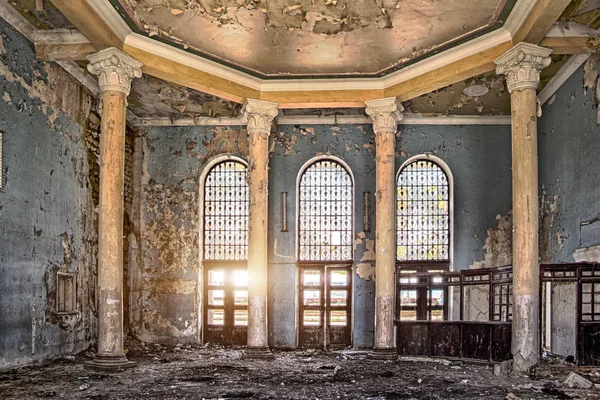 Verlaten begroeid interieur van het station in Gudauta, Abkh — Stockfoto