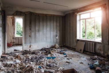 Terk edilmiş terk edilmiş apartman ın iç odasının içi