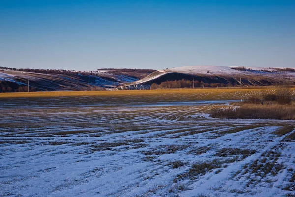 화창한 겨울에 눈으로 덮인 언덕 — 스톡 사진