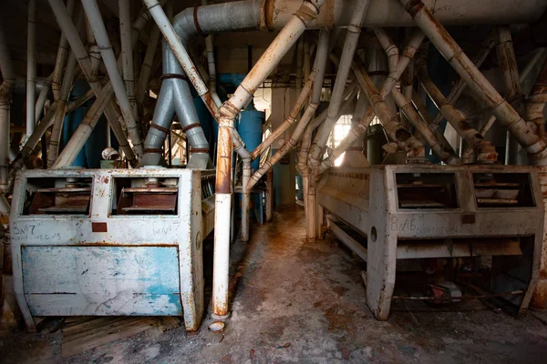 废弃的面粉加工厂。旧生锈的辊磨机设备 — 图库照片