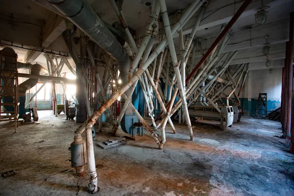 Opuszczona fabryka mielenia mąki. Stare zardzewiałe walcarki — Zdjęcie stockowe