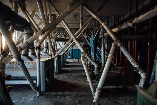 버려진 밀가루 밀링 공장. 오래된 녹슨 롤러 밀 장비 — 스톡 사진