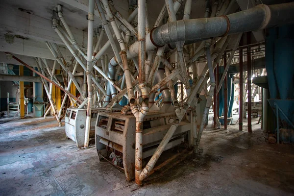 Fábrica de molienda de harina abandonada. Viejo equipo de molino de rodillos oxidados — Foto de Stock