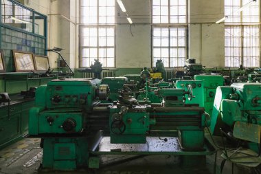 Eski atölyede endüstriyel tornalama ve delme takım tezgahları