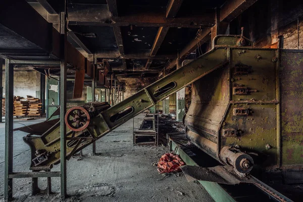 Fábrica de chá abandonada com restos de equipamento enferrujado — Fotografia de Stock