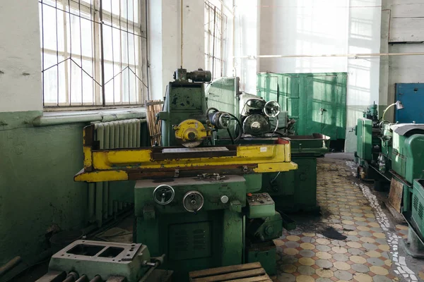 Průmyslové obracení a vrtání obráběcí stroje ve staré dílně — Stock fotografie