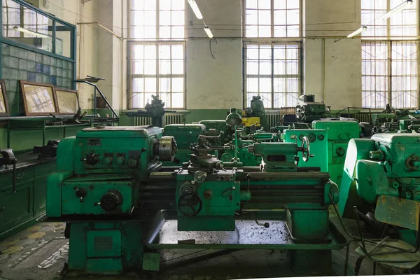 Industrielle Dreh- und Bohrmaschinen in alter Werkstatt — Stockfoto