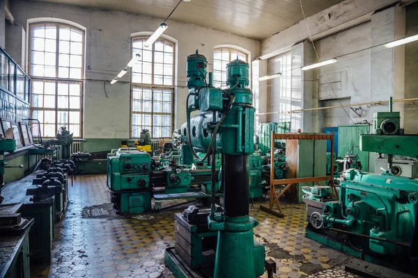 Industrieel draaien en boren werktuigmachines in oude werkplaats — Stockfoto