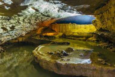Güzel doğal mağara. Nizhnes'teki yeraltı göllerinin basamakları