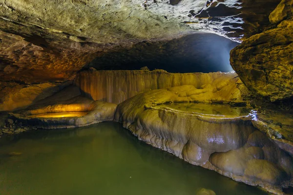 Hermosa cueva natural. Cascadas de lagos subterráneos en Nizhnes — Foto de Stock