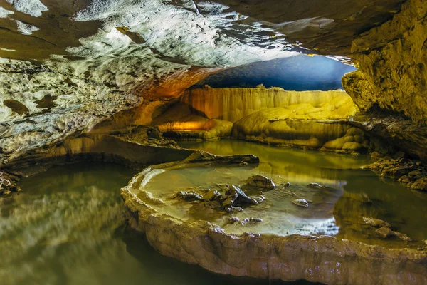 Piękna naturalna jaskinia. Kaskady podziemnych jezior w Nizhnes — Zdjęcie stockowe
