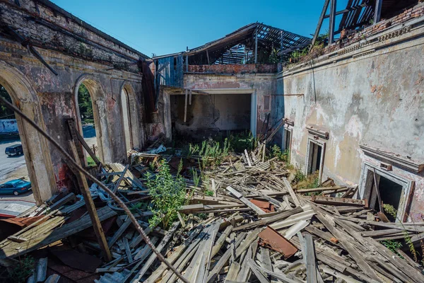 Ruínas do teatro destruídas pela guerra coberta por plantas — Fotografia de Stock