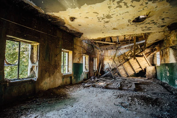 Förstört rum, kollapsade tak i övergivna byggnad — Stockfoto
