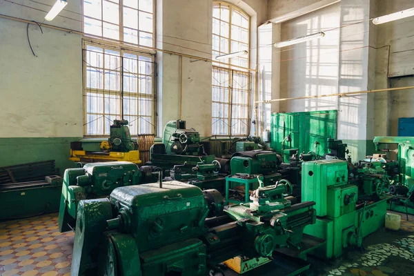 오래된 작업장에서 산업용 선삭 가공 및 드릴링 공작 기계 — 스톡 사진