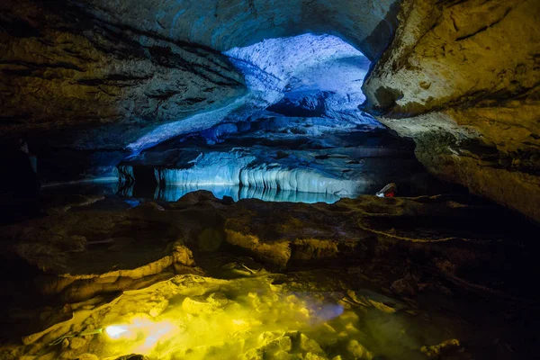 Piękna naturalna jaskinia. Kaskady podziemnych jezior w Nizhnes — Zdjęcie stockowe