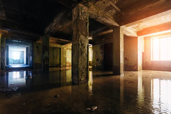 Dark ruttna förstört översvämmade av regn övergivna byggnad — Stockfoto