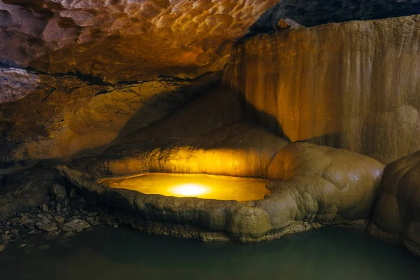 Hermosa cueva natural. Cascadas de lagos subterráneos en Nizhnes — Foto de Stock