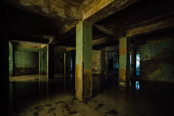 Oscuro podrido arruinado inundado por lluvias edificio abandonado — Foto de Stock