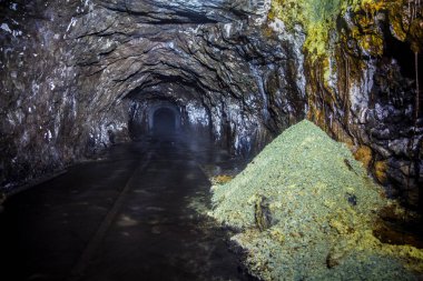 Paslı kalıntıları ile eski bir terk kömür madeninin sular altında tünel