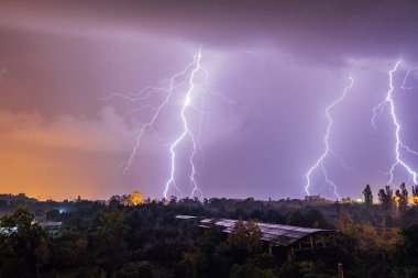 Şehir üzerinde fırtına sırasında yıldırım