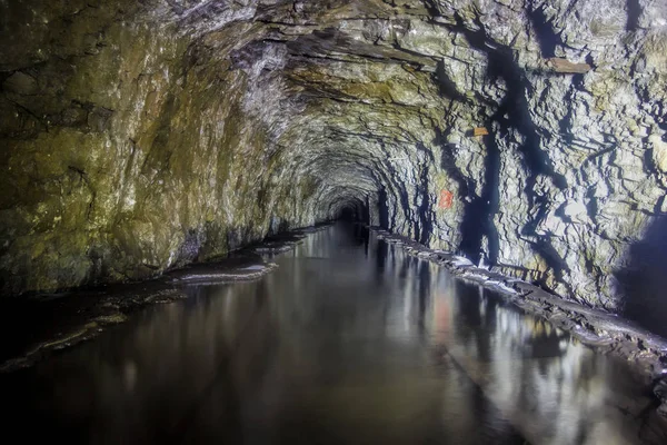 Terk edilmiş eski bir kömür madeninin sular altında kalan tüneli 
