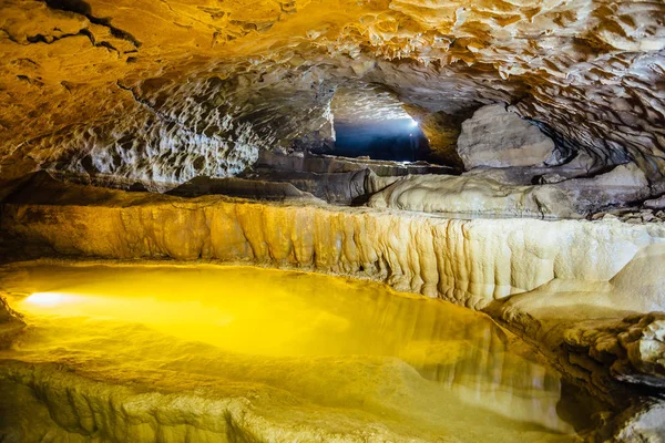 Hermosa cueva natural. Cascadas de lagos subterráneos en Nizhnes — Foto de Stock