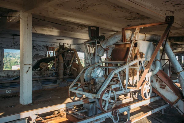 Rusty kar in oude verlaten silo lift in Eshera, Abchazië — Stockfoto