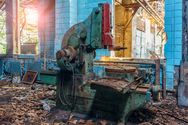 Oude industriële gereedschapsmachine in de werkplaats. Roestige metalen apparatuur i — Stockfoto