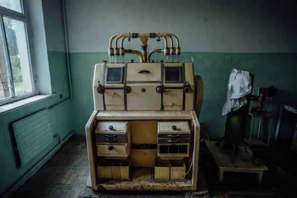 Laboratorio analítico abandonado en antigua fábrica de molinos de harina vacíos —  Fotos de Stock