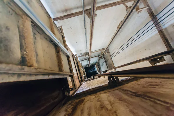 Old freight elevator shaft. View down. — Stock Photo, Image