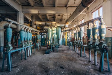 Terk edilmiş un öğütme fabrikası. Boşaltma ekipmanları 