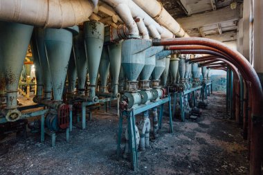 Terk edilmiş un öğütme fabrikası. Boşaltma ekipmanları 